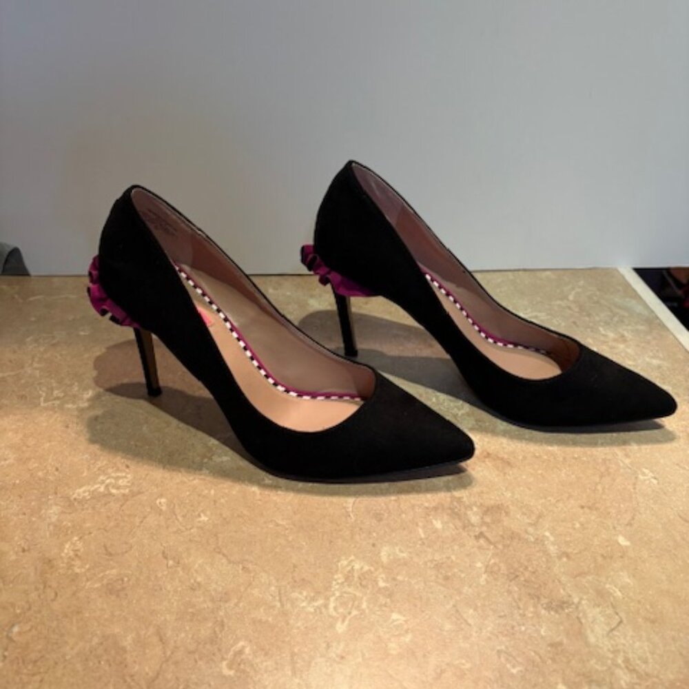 Betsey Johnson Harbur  black suede pumps